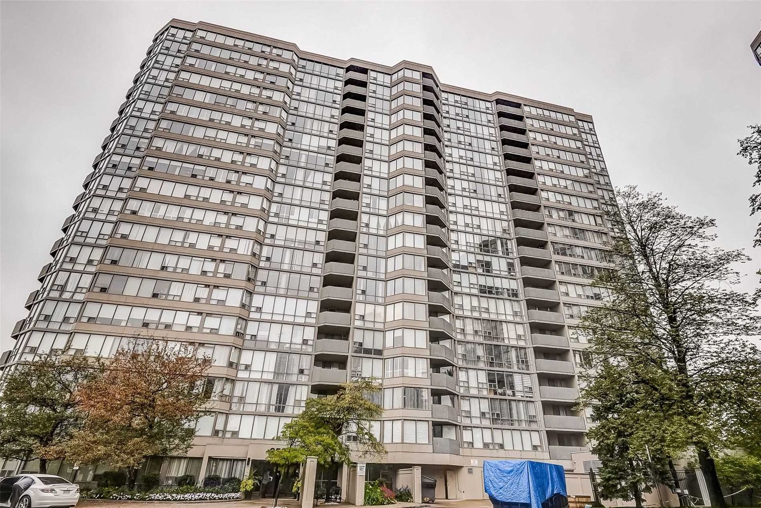 330 Rathburn Road W. Centre I & Centre II Condos is located in  Mississauga, Toronto - image #2 of 3