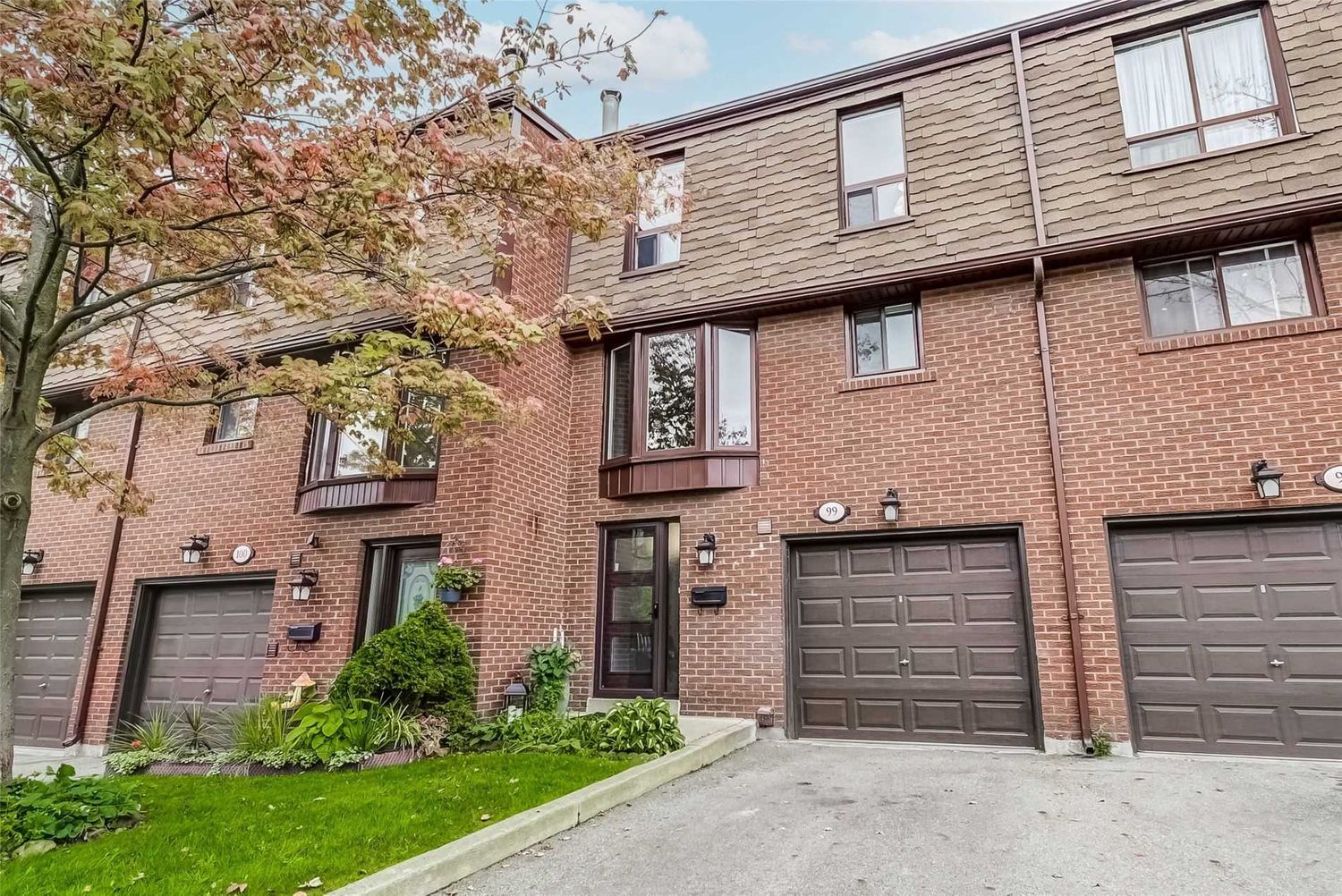 3395 Cliff Road N. 3395 Cliff Rd Townhomes is located in  Mississauga, Toronto - image #2 of 2
