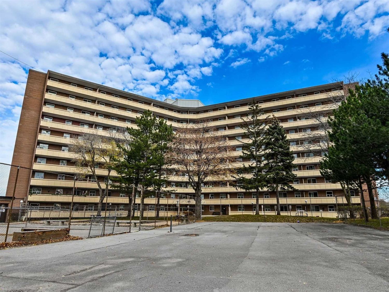 3533-3577 Derry Road E. 3533 Derry Condos is located in  Mississauga, Toronto - image #2 of 3