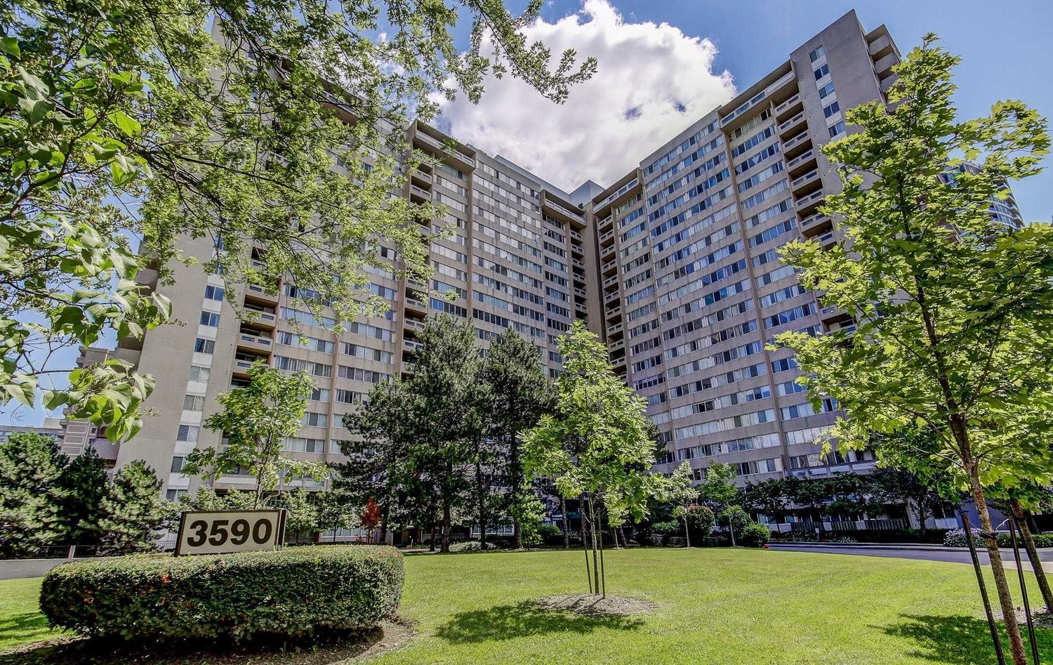 3590 Kaneff Crescent. 3590 Kaneff Crescent Condos is located in  Mississauga, Toronto - image #1 of 3