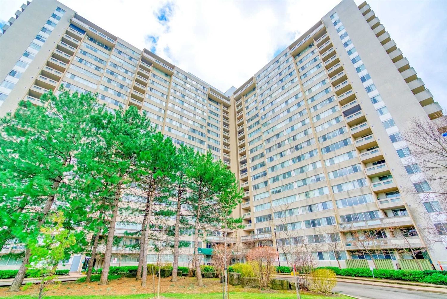 3590 Kaneff Crescent. 3590 Kaneff Crescent Condos is located in  Mississauga, Toronto - image #2 of 3