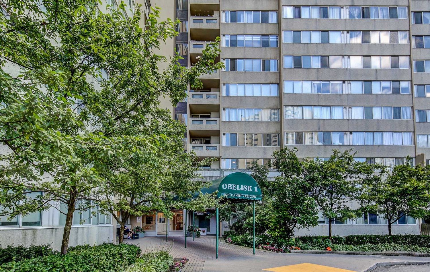 3590 Kaneff Crescent. 3590 Kaneff Crescent Condos is located in  Mississauga, Toronto - image #3 of 3
