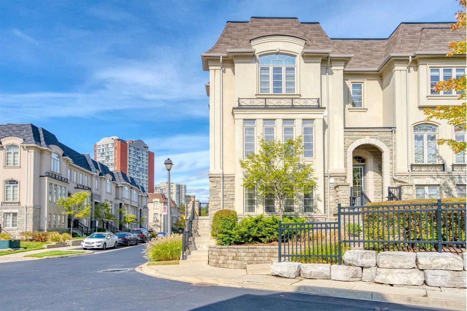 4121-4155 Shipp Drive. 4121-4135 Shipp Drive Townhomes is located in  Mississauga, Toronto - image #1 of 3