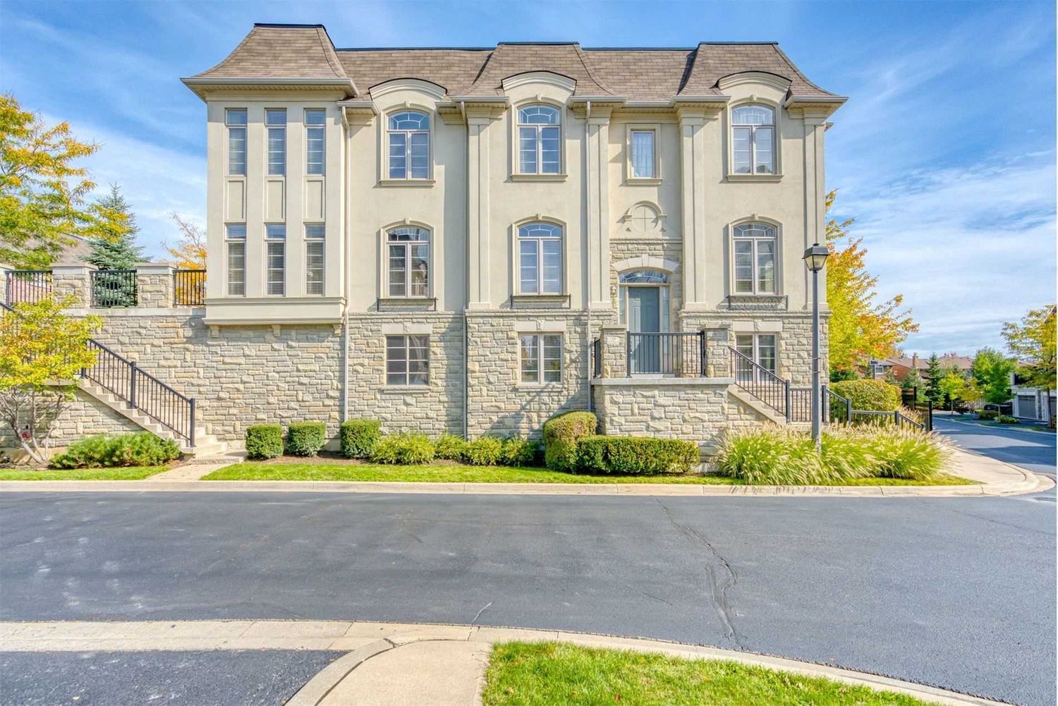 4121-4155 Shipp Drive. 4121-4135 Shipp Drive Townhomes is located in  Mississauga, Toronto - image #2 of 3