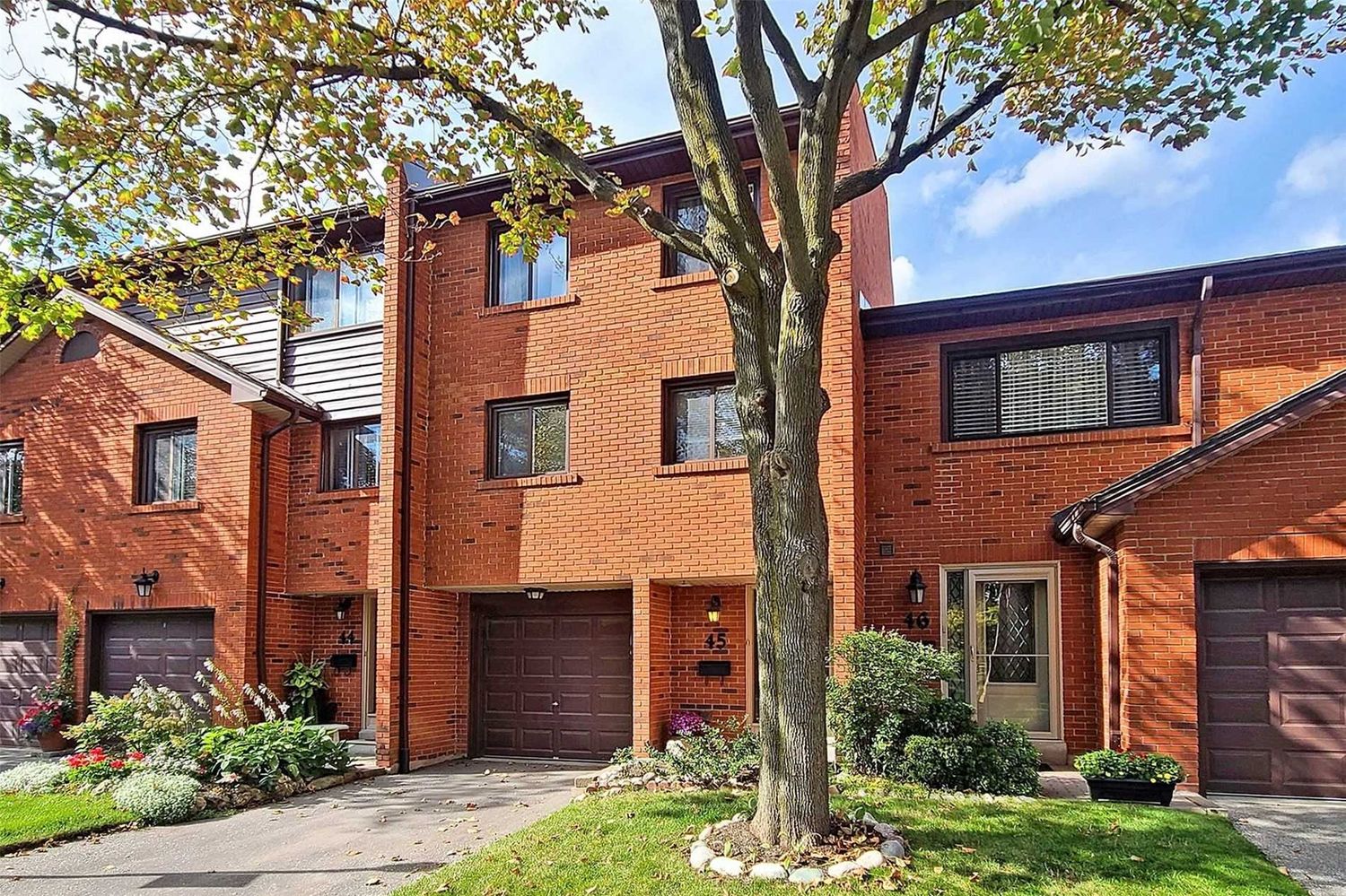 4156 Fieldgate Drive. 4156 Fieldgate Drive Townhomes is located in  Mississauga, Toronto - image #2 of 2