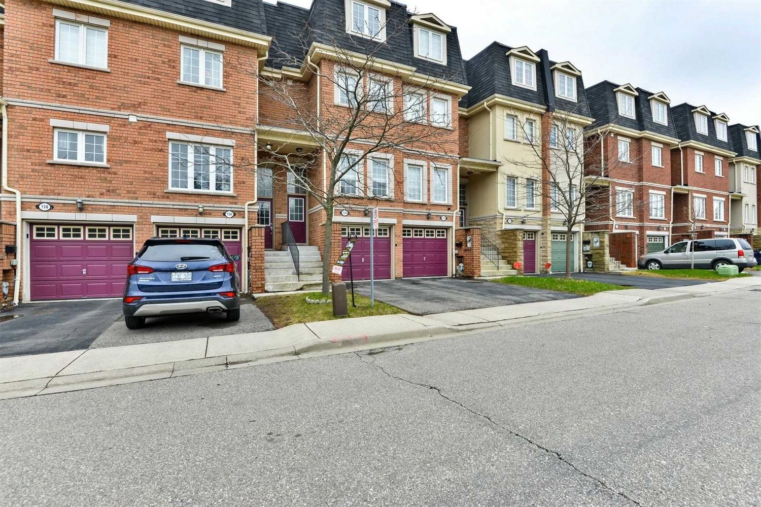 435 Hensall Cir. 435 Hensall Circ Townhomes is located in  Mississauga, Toronto - image #1 of 2