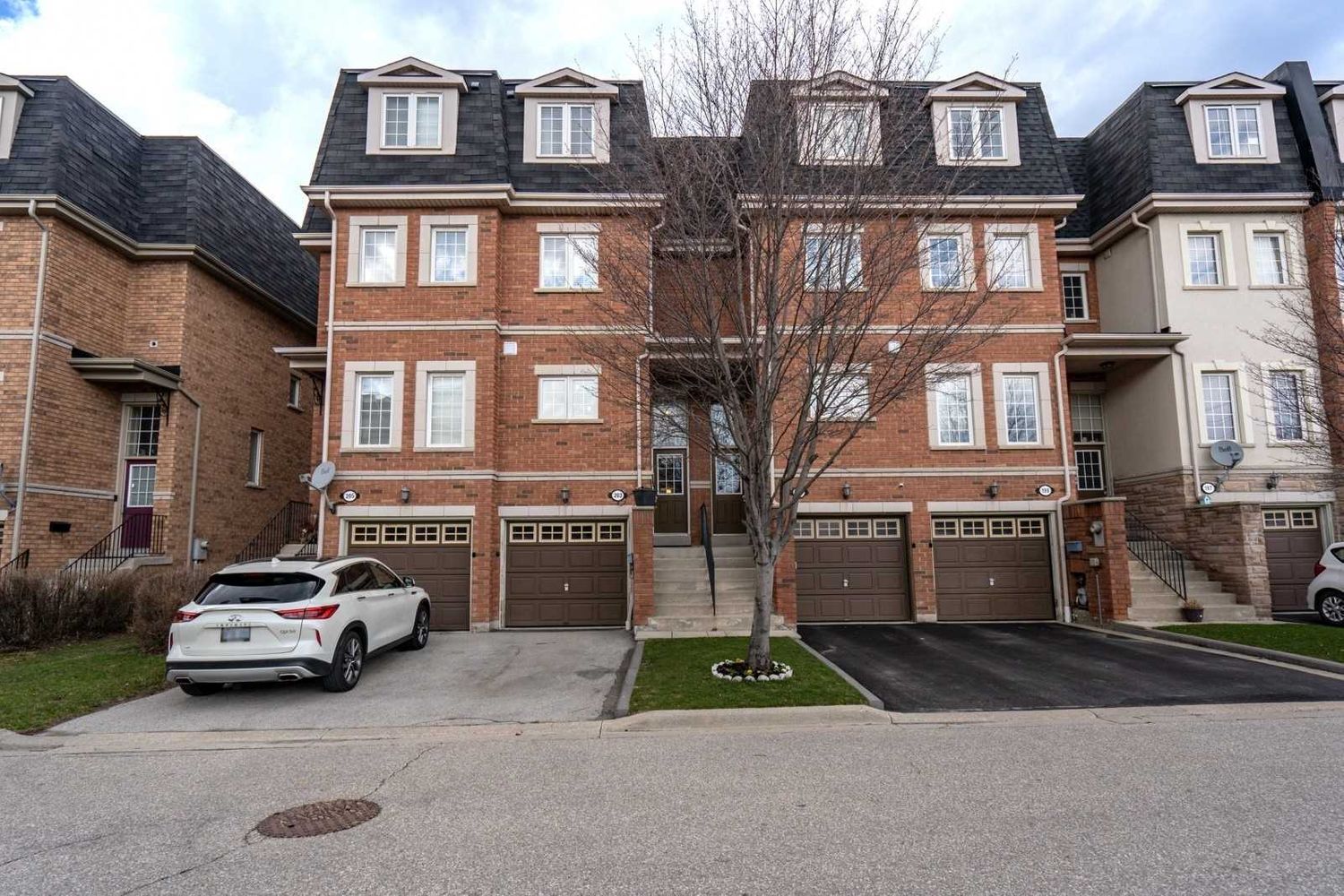 435 Hensall Cir. 435 Hensall Circ Townhomes is located in  Mississauga, Toronto - image #2 of 2