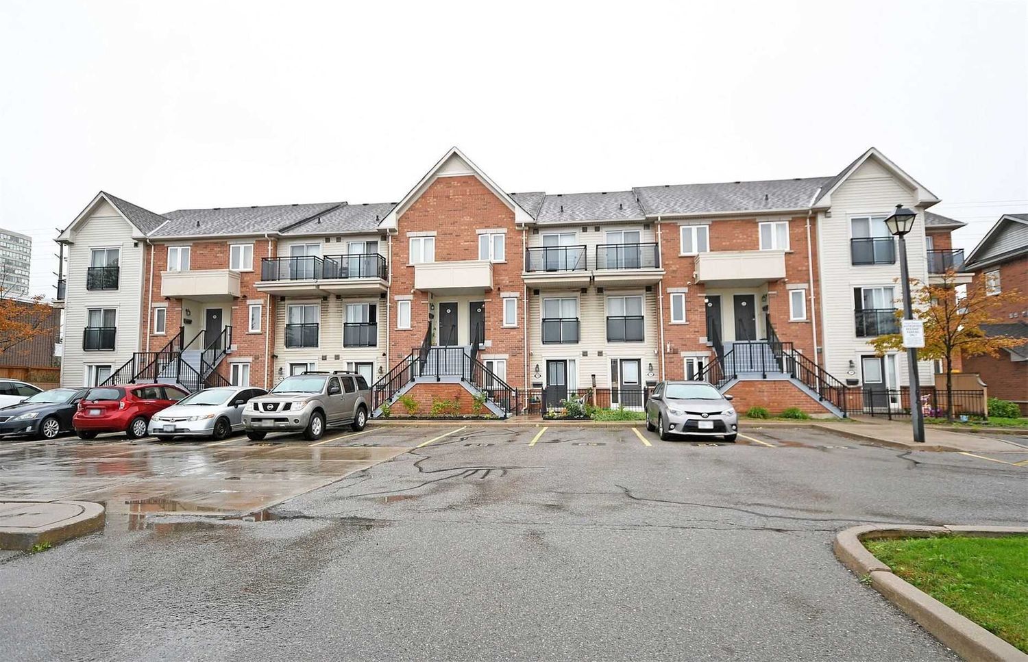 4620 Guildwood Way. 4620 Guildwood Way Townhomes is located in  Mississauga, Toronto - image #1 of 2