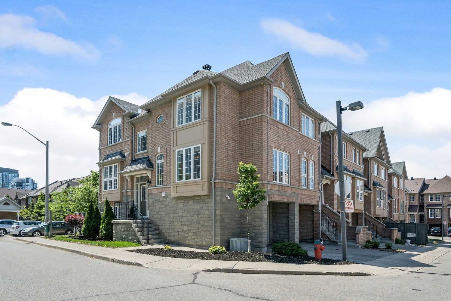 50 Strathaven Drive. 50 Strathaven Dr Townhomes is located in  Mississauga, Toronto - image #1 of 3