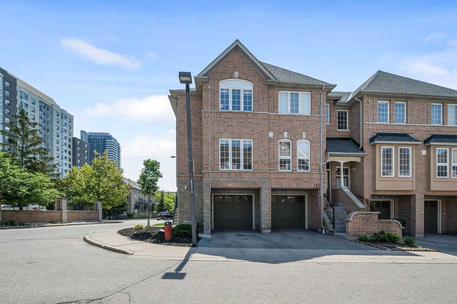 50 Strathaven Drive. 50 Strathaven Dr Townhomes is located in  Mississauga, Toronto - image #2 of 3