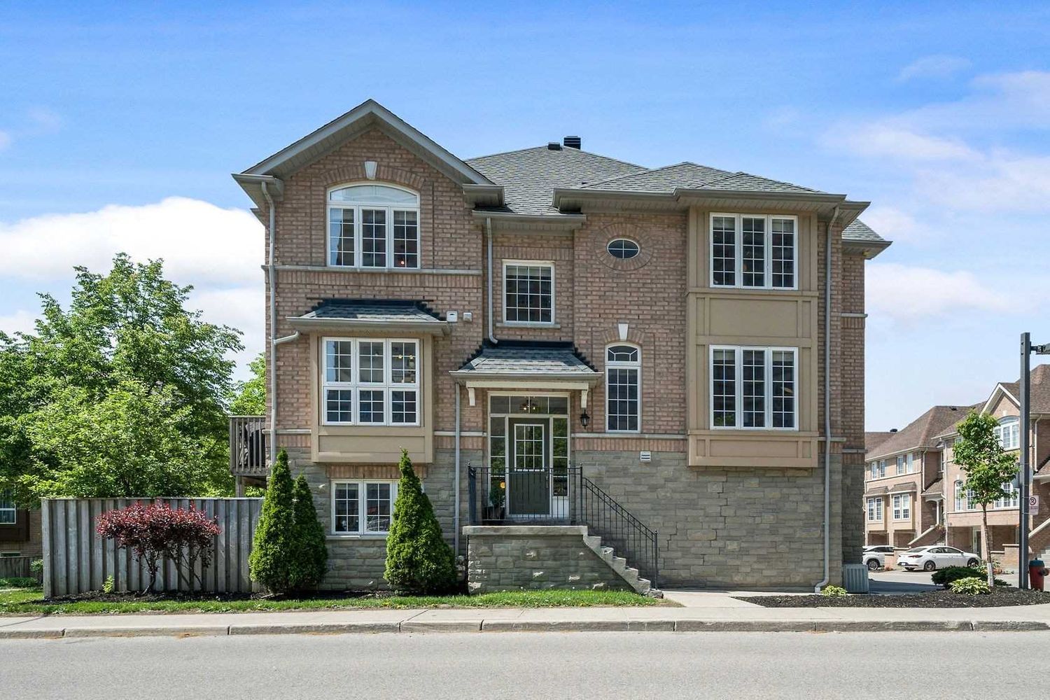 50 Strathaven Drive. 50 Strathaven Dr Townhomes is located in  Mississauga, Toronto - image #3 of 3