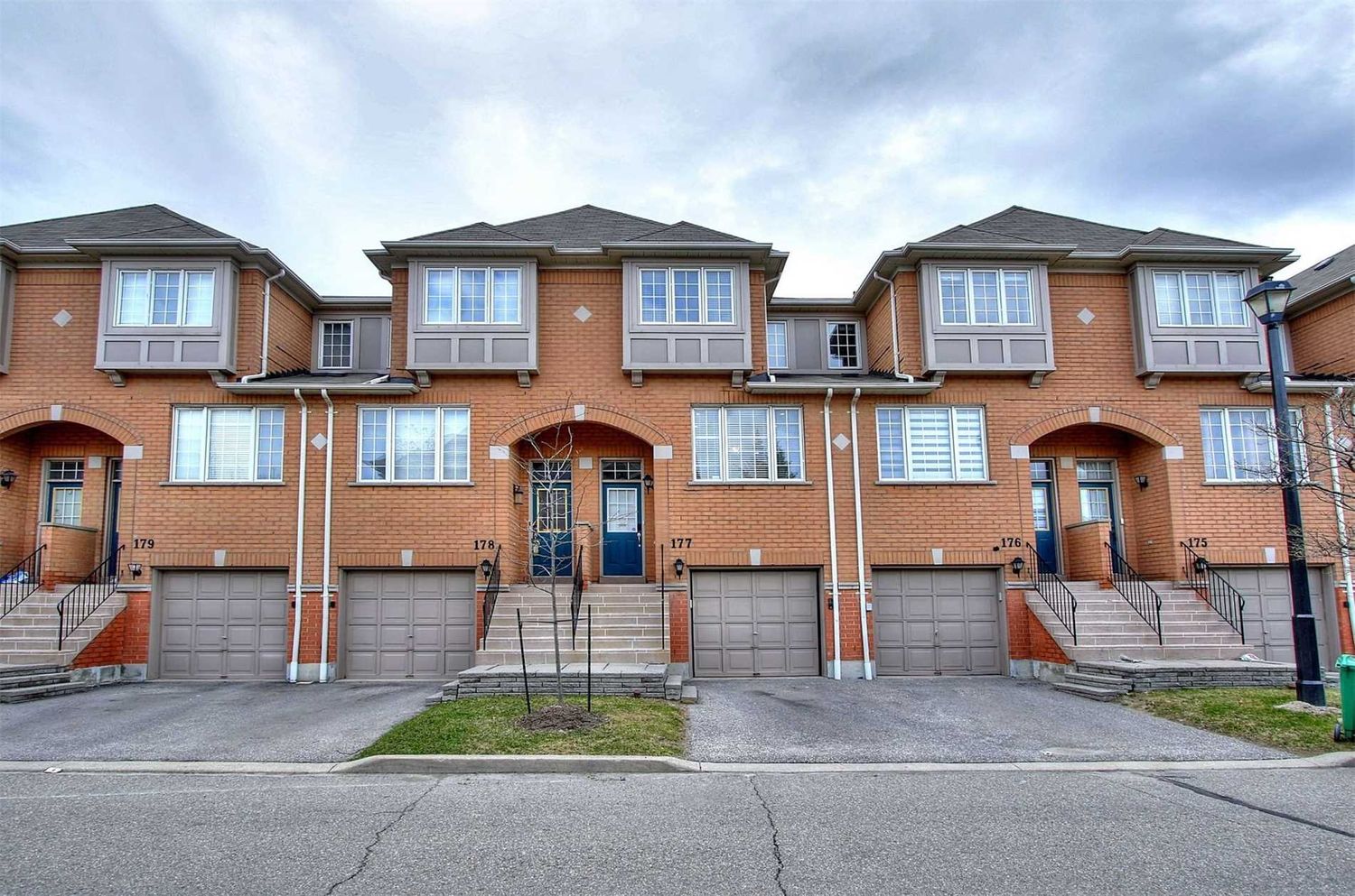 5030 Heatherleigh Avenue. 5030 Heatherleigh Ave Townhomes is located in  Mississauga, Toronto - image #1 of 2