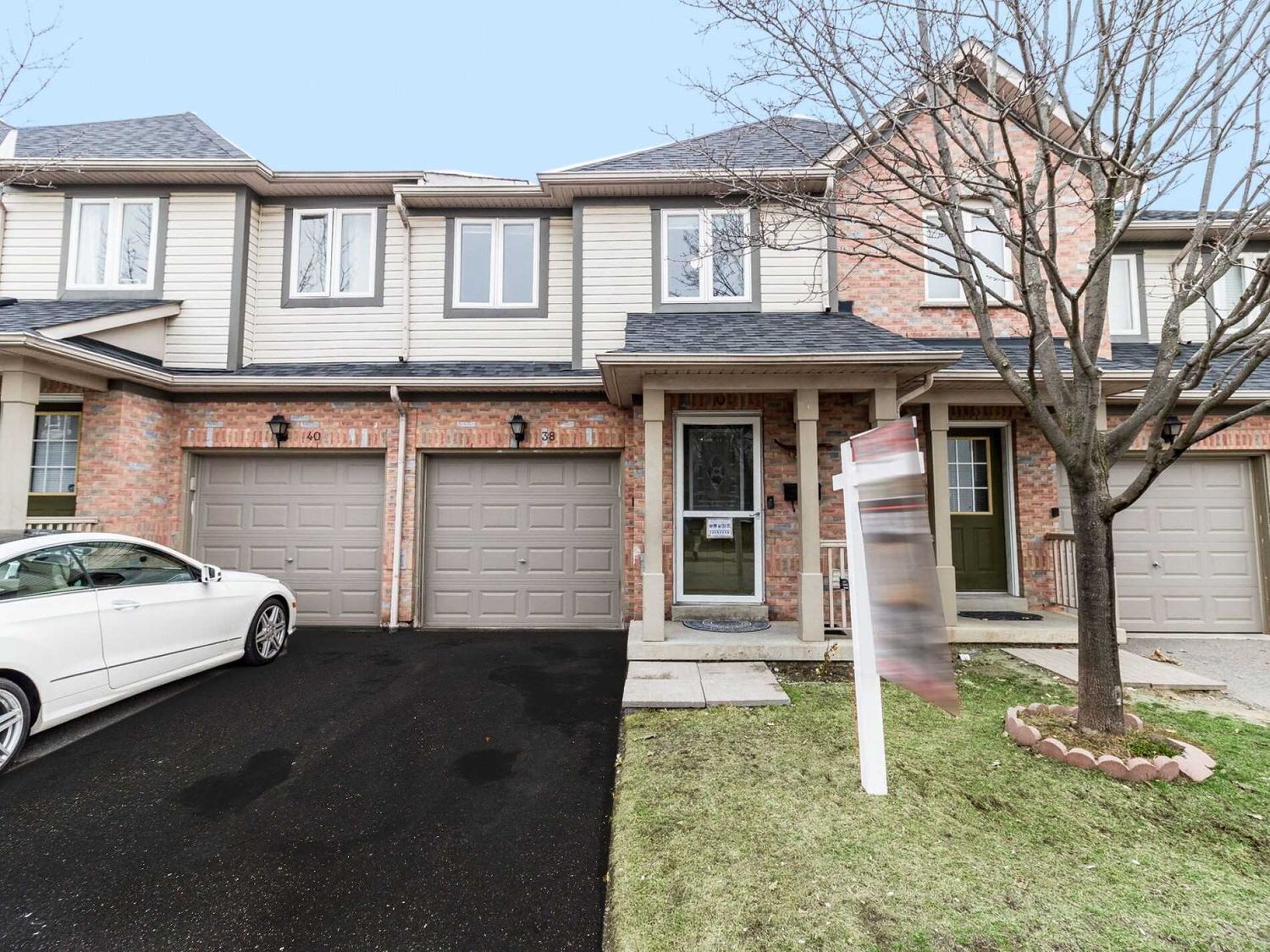 5255 Guildwood Way. 5255 Guildwood Way Townhomes is located in  Mississauga, Toronto - image #1 of 2