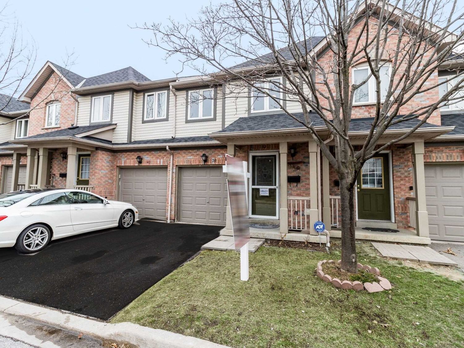 5255 Guildwood Way. 5255 Guildwood Way Townhomes is located in  Mississauga, Toronto - image #2 of 2