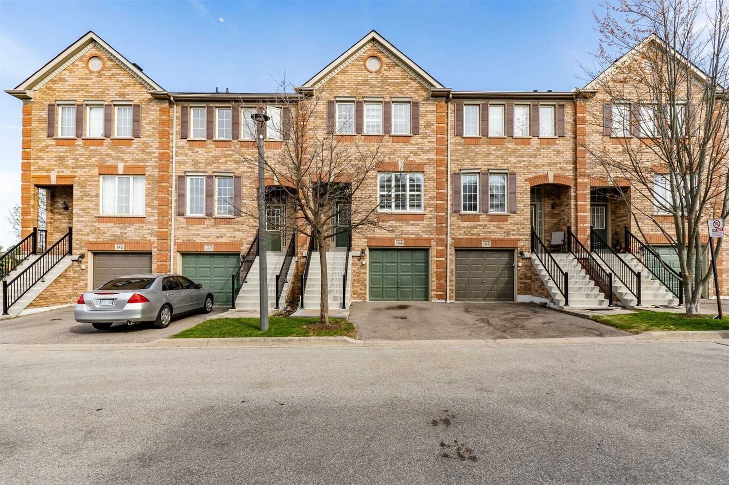 5530 Glen Erin Drive. 5530 Glen Erin Drive Townhomes is located in  Mississauga, Toronto - image #1 of 2