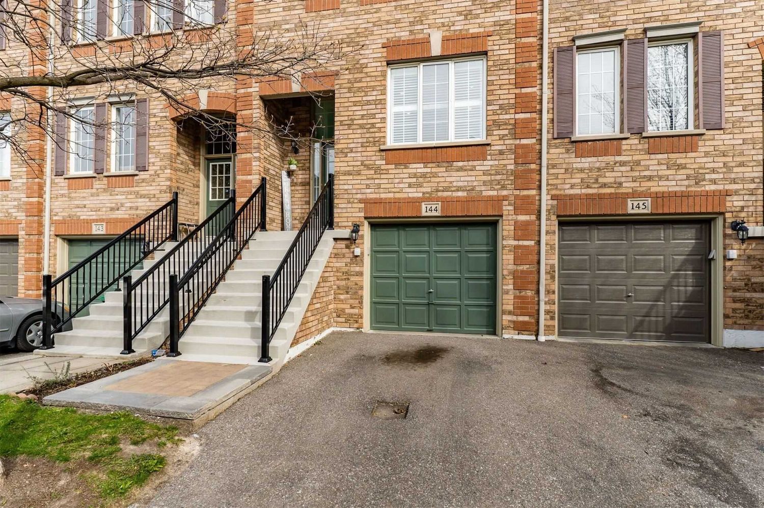 5530 Glen Erin Drive. 5530 Glen Erin Drive Townhomes is located in  Mississauga, Toronto - image #2 of 2