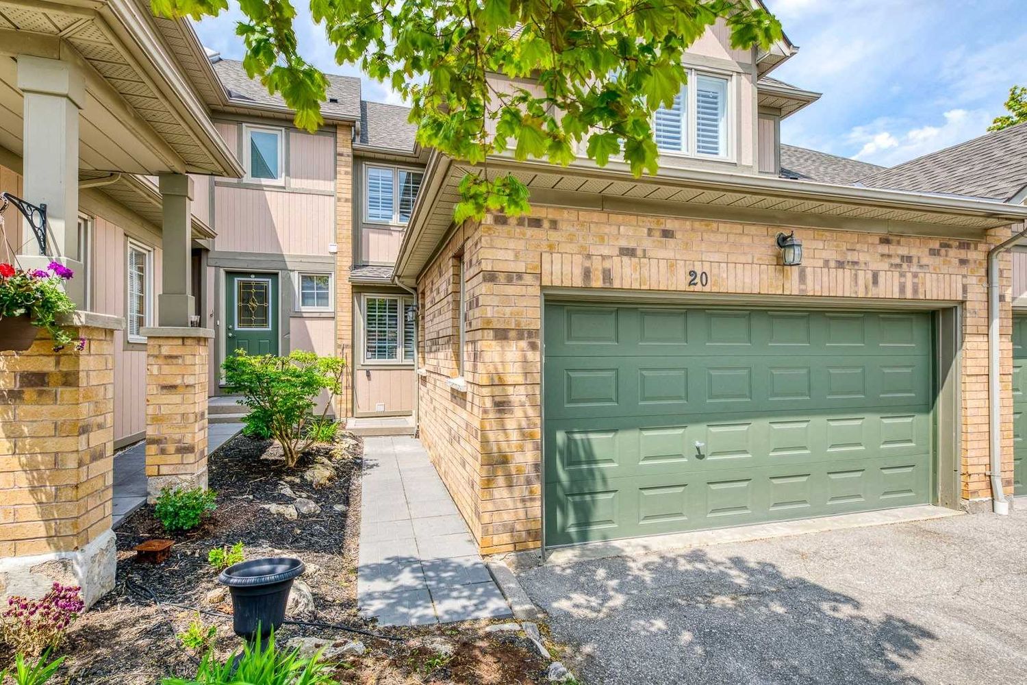 5658 Glen Erin Drive. 5658 Glen Erin Dr Townhomes is located in  Mississauga, Toronto - image #2 of 2