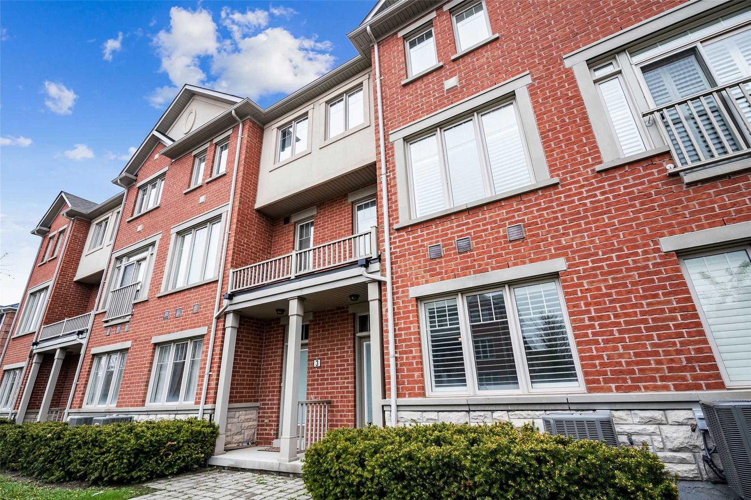 5725 Tosca Drive. 5725 Tosca Dr Townhomes is located in  Mississauga, Toronto - image #1 of 2