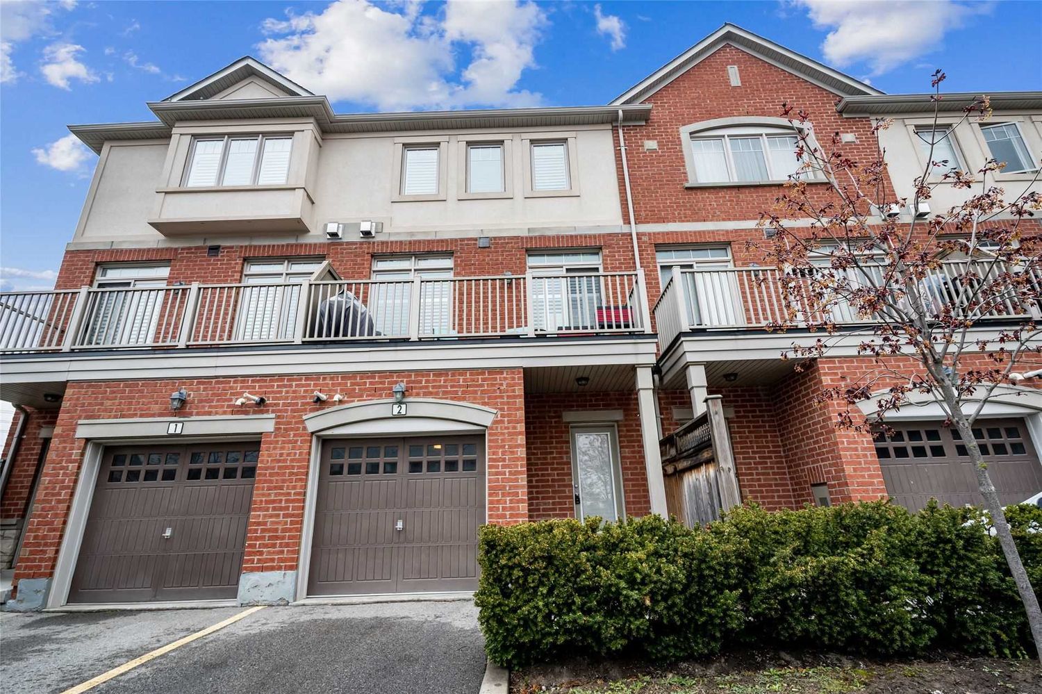 5725 Tosca Drive. 5725 Tosca Dr Townhomes is located in  Mississauga, Toronto - image #2 of 2