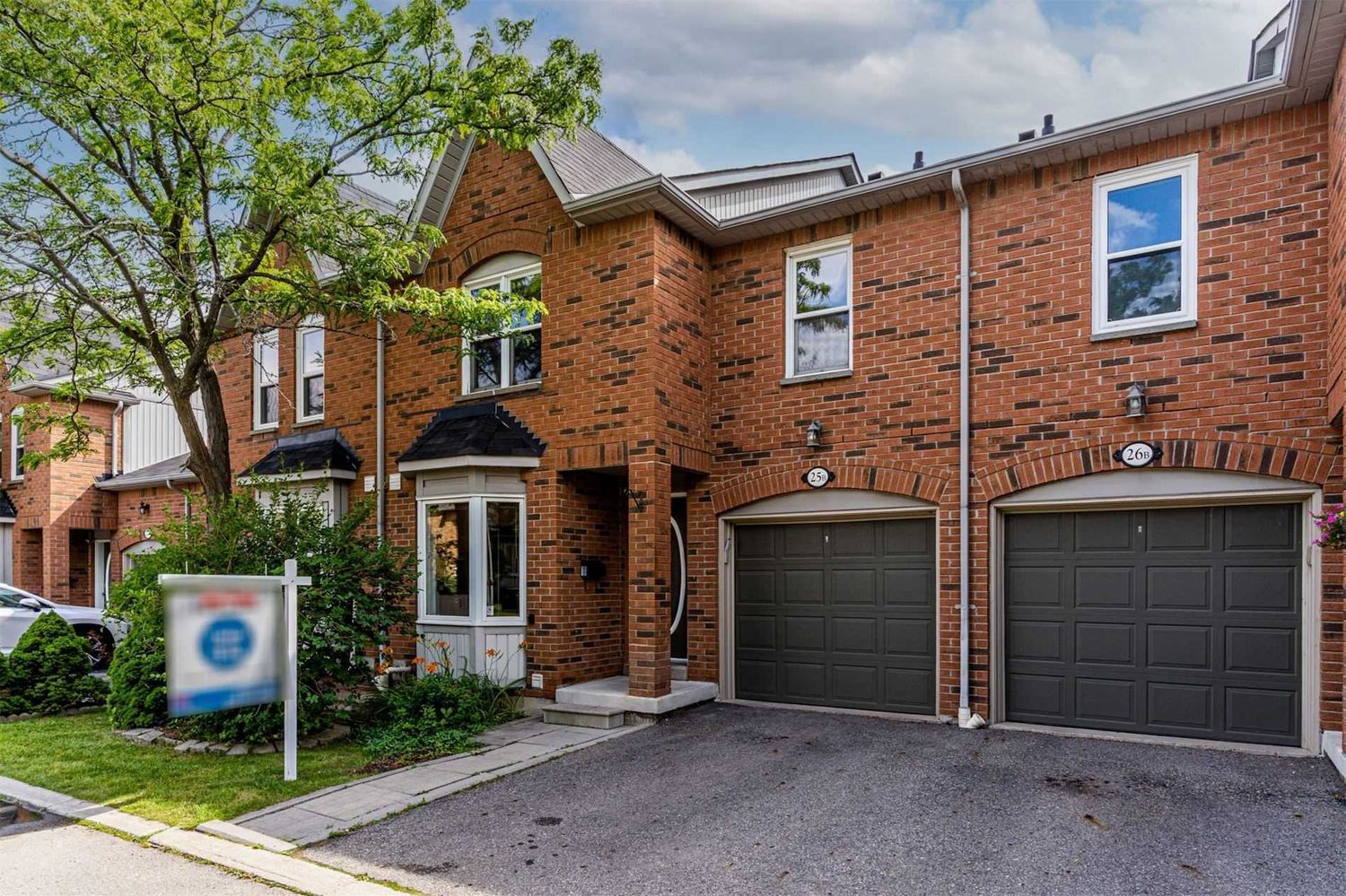 5865 Dalebrook Crescent. 5865 Dalebrook Crescent Townhomes is located in  Mississauga, Toronto - image #1 of 2