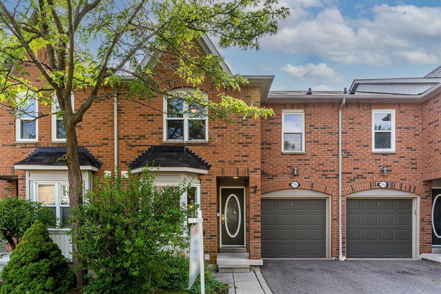 5865 Dalebrook Crescent. 5865 Dalebrook Crescent Townhomes is located in  Mississauga, Toronto - image #2 of 2