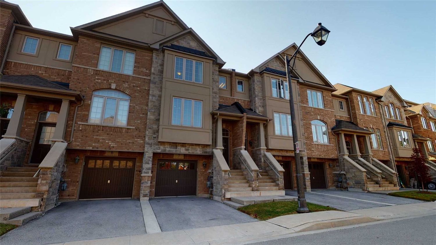 5970-5992 Turney Drive. 5988 Turney Dr Townhomes is located in  Mississauga, Toronto - image #1 of 2