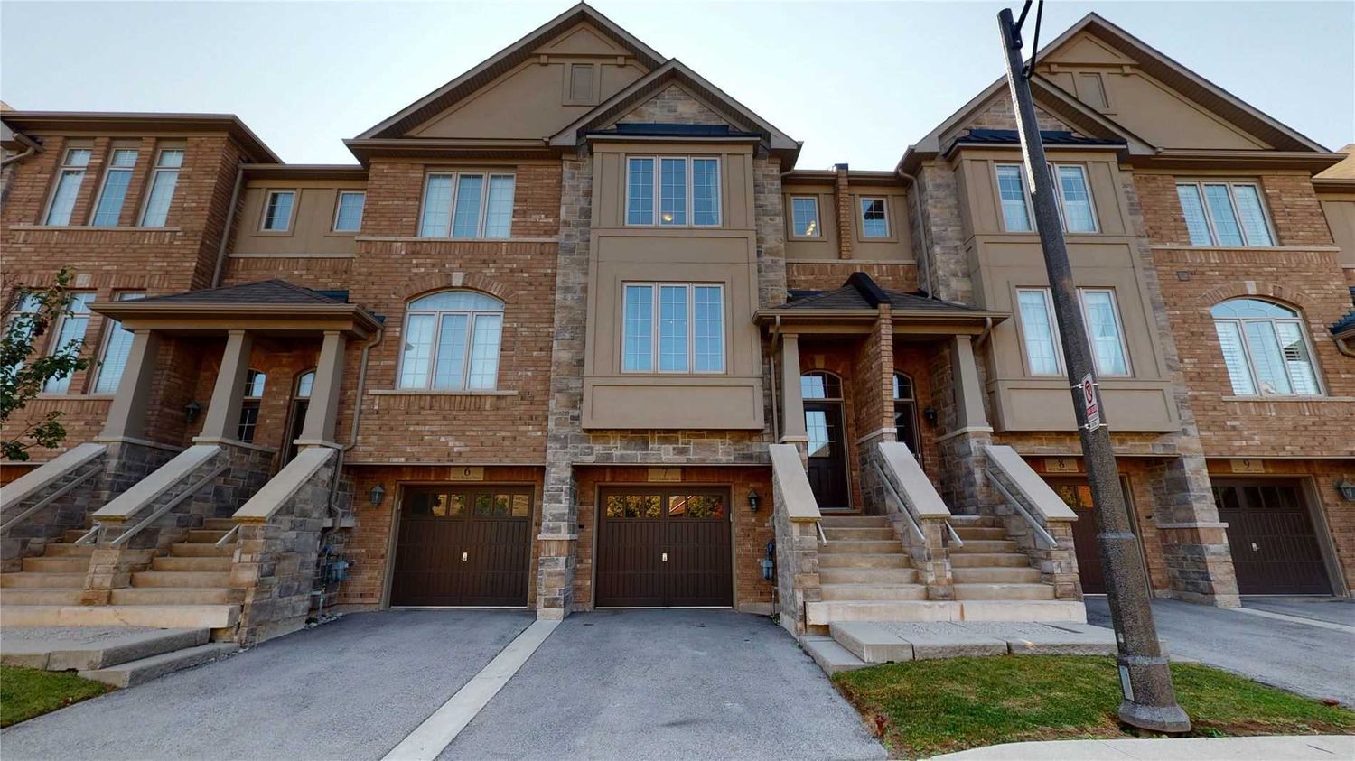 5970-5992 Turney Drive. 5988 Turney Dr Townhomes is located in  Mississauga, Toronto - image #2 of 2