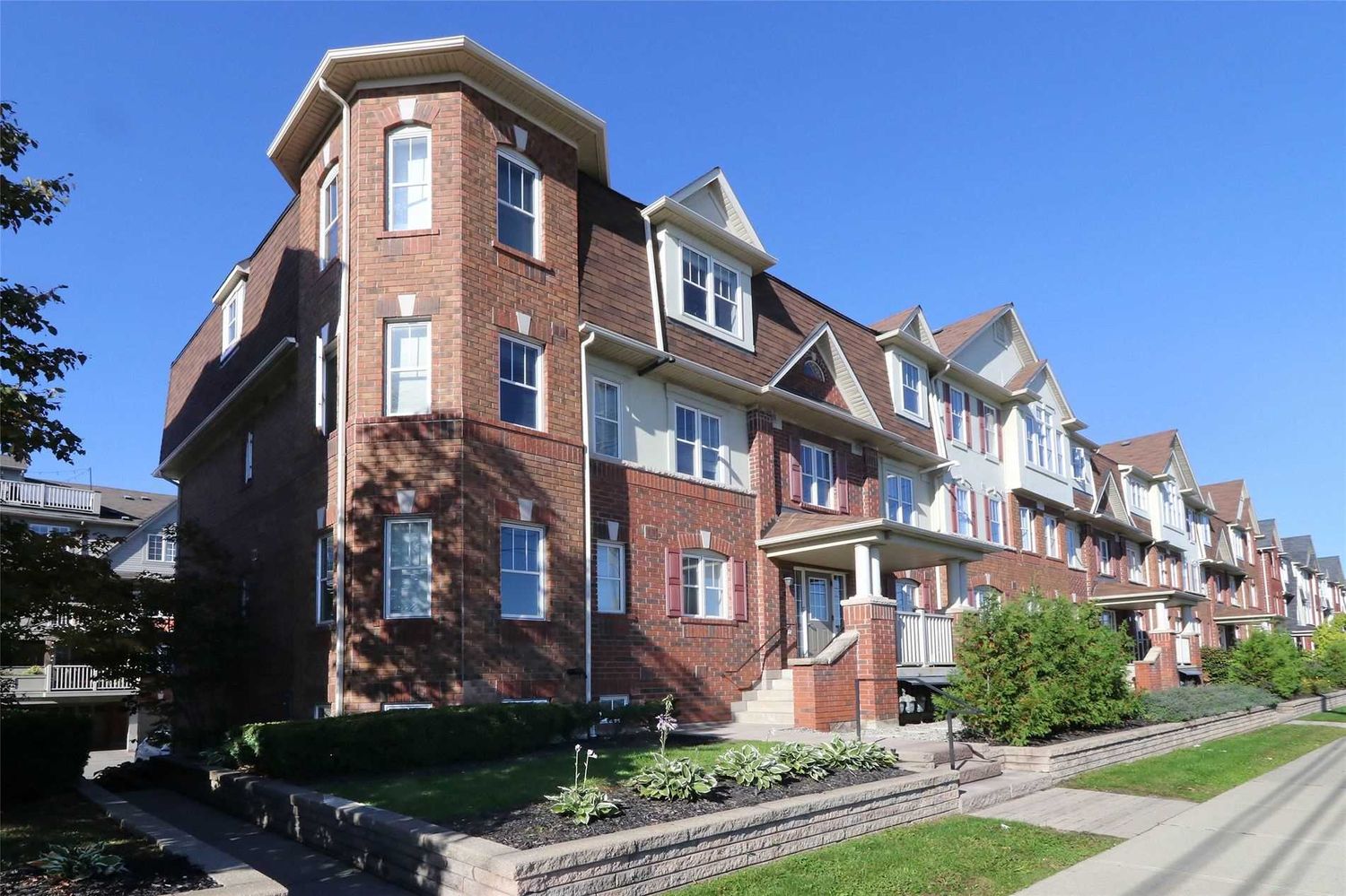 595-625 Dundas Street W. 605 Dundas St Townhomes is located in  Mississauga, Toronto - image #1 of 2