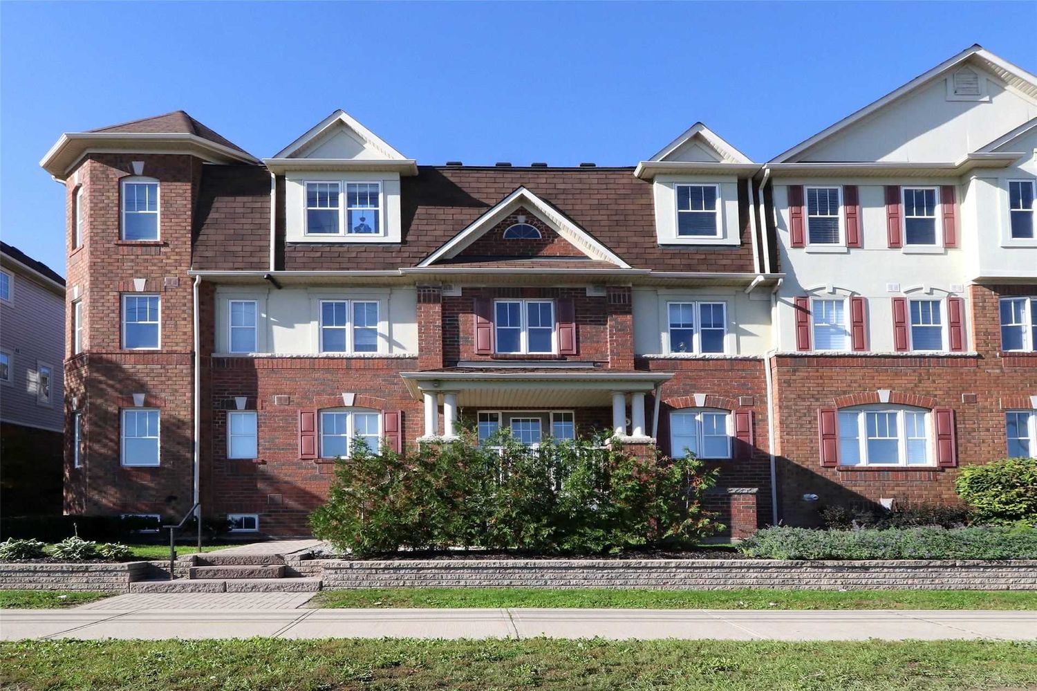 595-625 Dundas Street W. 605 Dundas St Townhomes is located in  Mississauga, Toronto - image #2 of 2