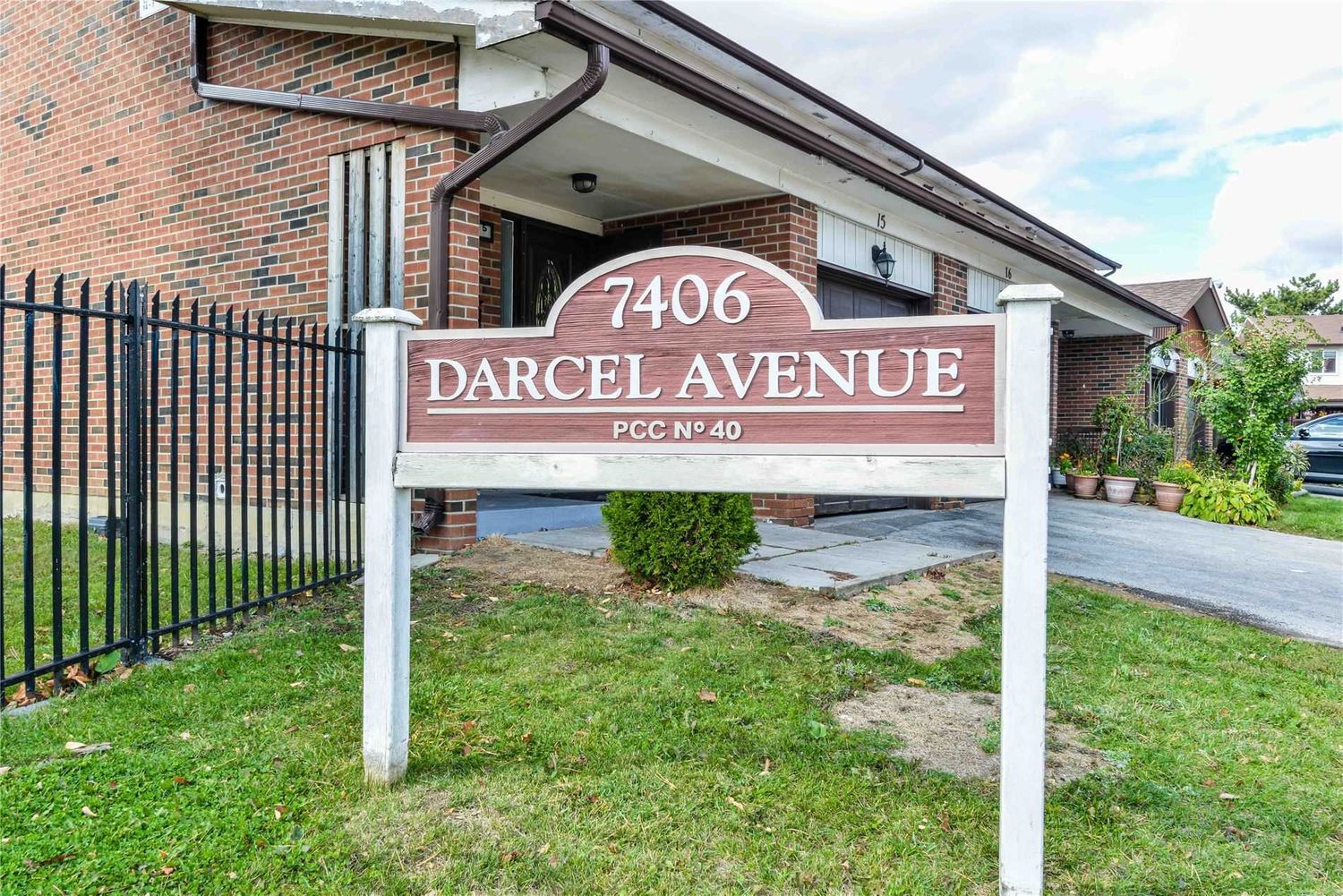 7406 Darcel Avenue. 7406 Darcel Avenue Townhomes is located in  Mississauga, Toronto - image #1 of 3