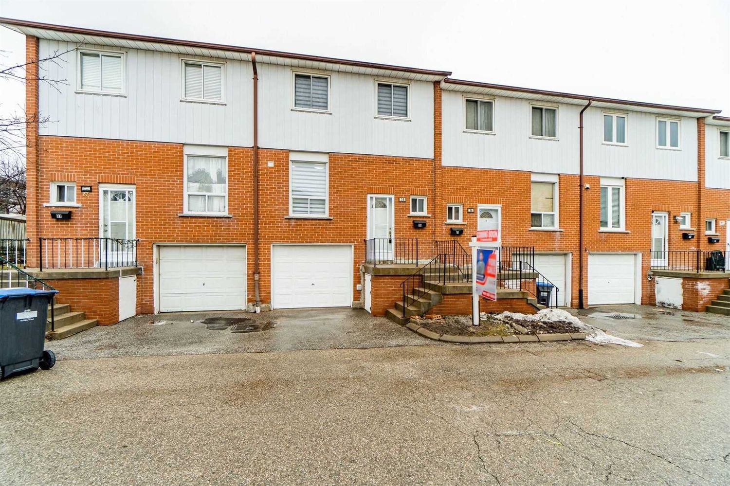 7560 Goreway Drive. 7560 Goreway Drive Townhomes is located in  Mississauga, Toronto - image #1 of 2