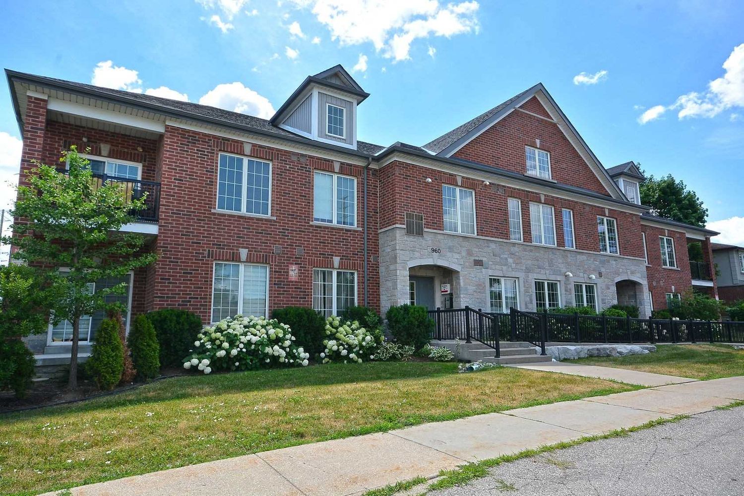 960 Bloor Street. 960 Bloor Townhomes is located in  Mississauga, Toronto - image #1 of 2