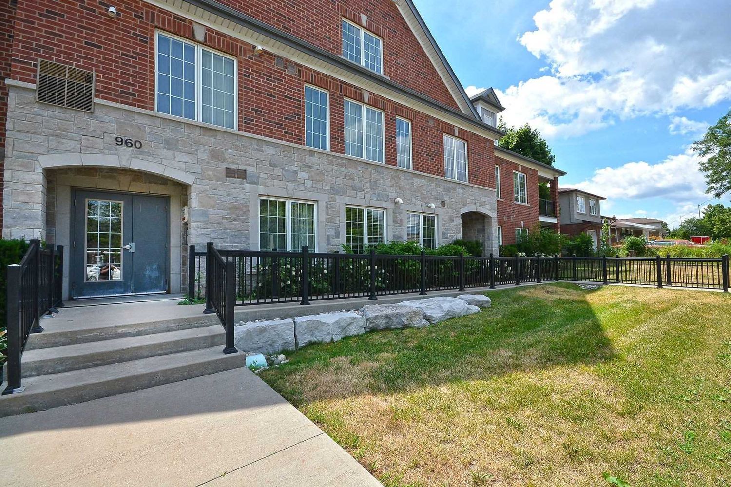 960 Bloor Street. 960 Bloor Townhomes is located in  Mississauga, Toronto - image #2 of 2
