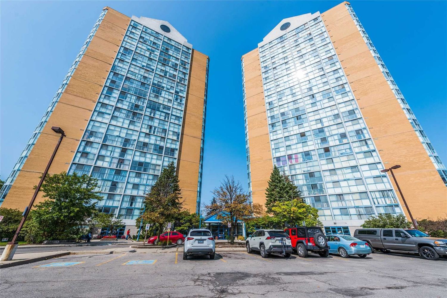 25 Trailwood Drive. Anaheim Towers I and II Condos is located in  Mississauga, Toronto - image #1 of 2