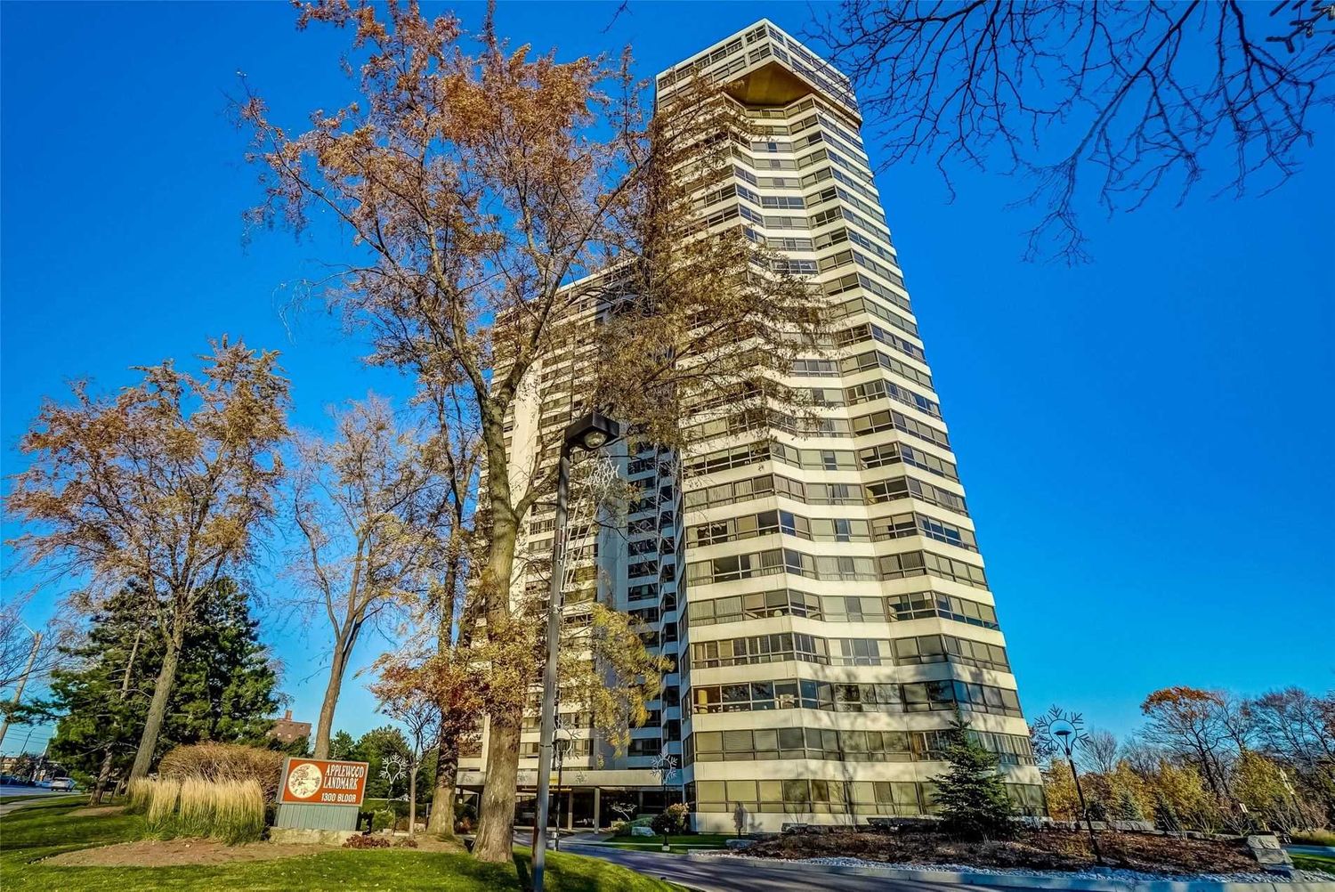 1300 Bloor Street. Applewood Landmark Condos is located in  Mississauga, Toronto - image #1 of 2