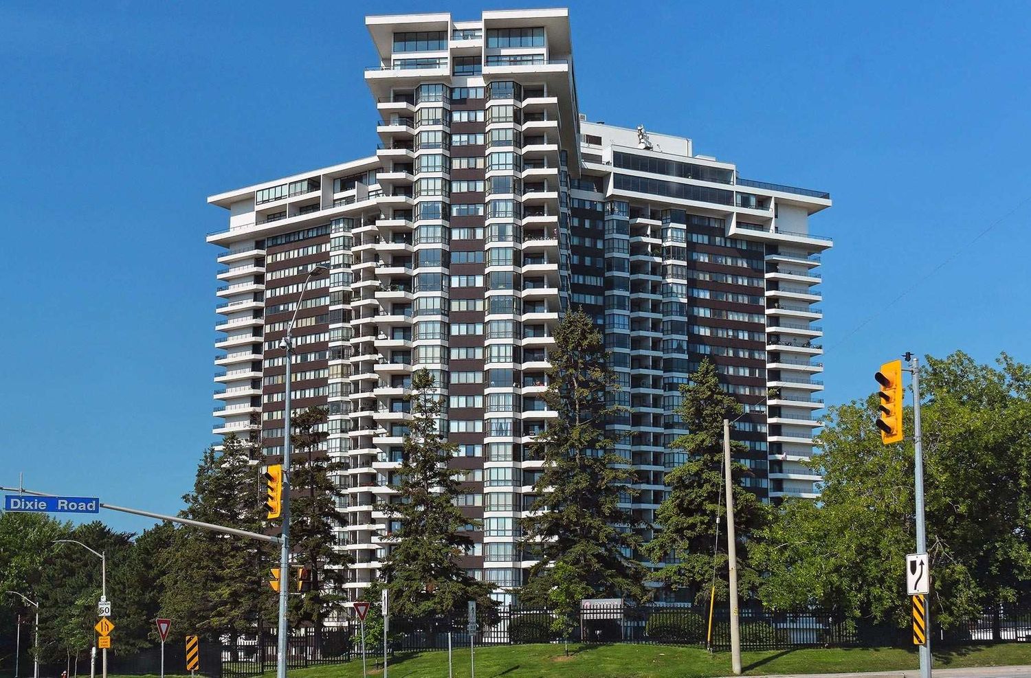 1333 Bloor Street. Applewood Place Condos is located in  Mississauga, Toronto - image #1 of 2