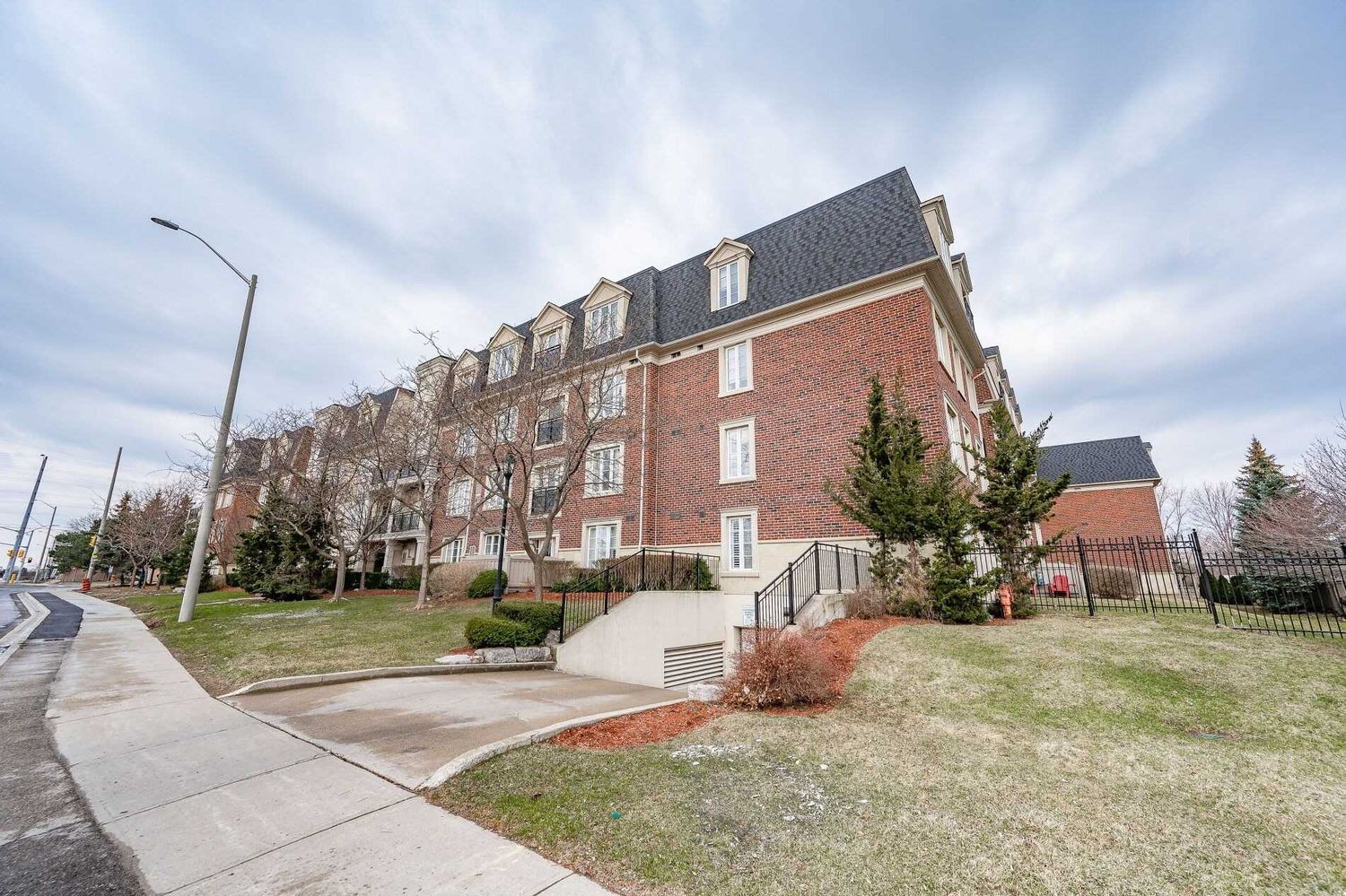 3351 Cawthra Road. Applewood Terrace Townhomes is located in  Mississauga, Toronto - image #3 of 3