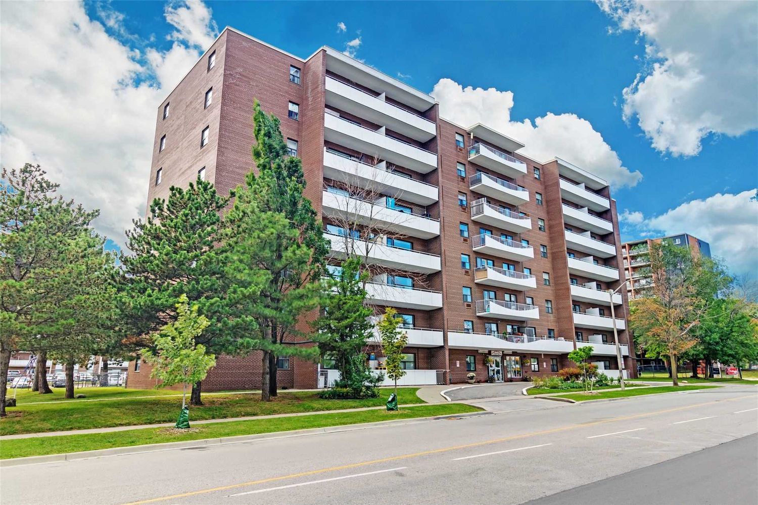 3320 Fieldgate Drive. Bloorgate Towers Condos is located in  Mississauga, Toronto - image #1 of 2