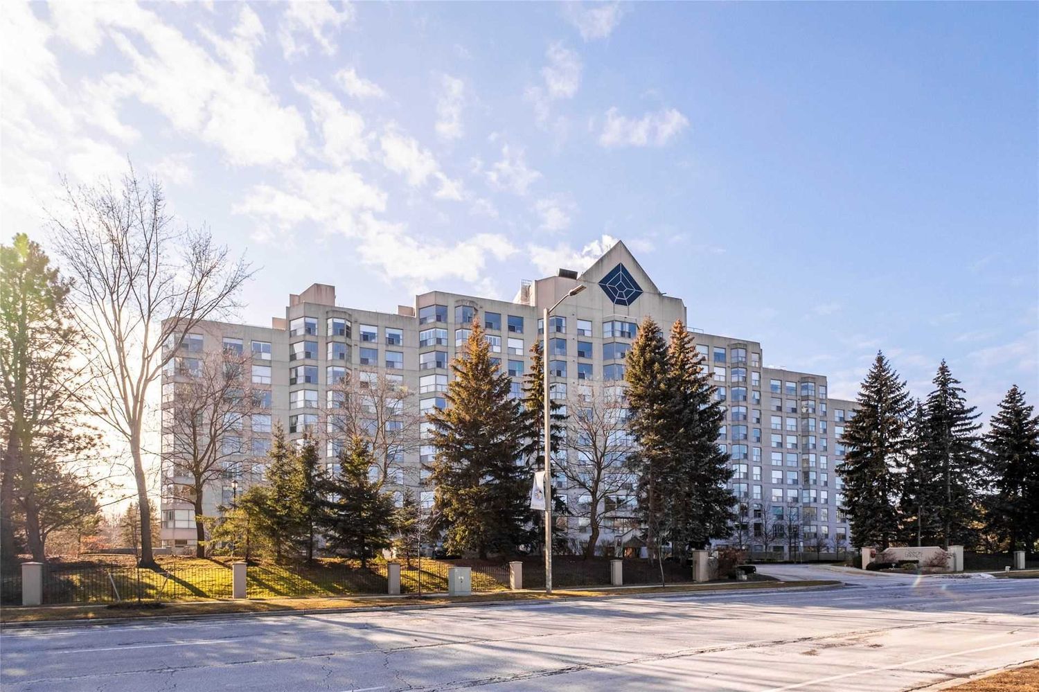 1700 The Collegeway. Canyon Springs Condos is located in  Mississauga, Toronto - image #1 of 2