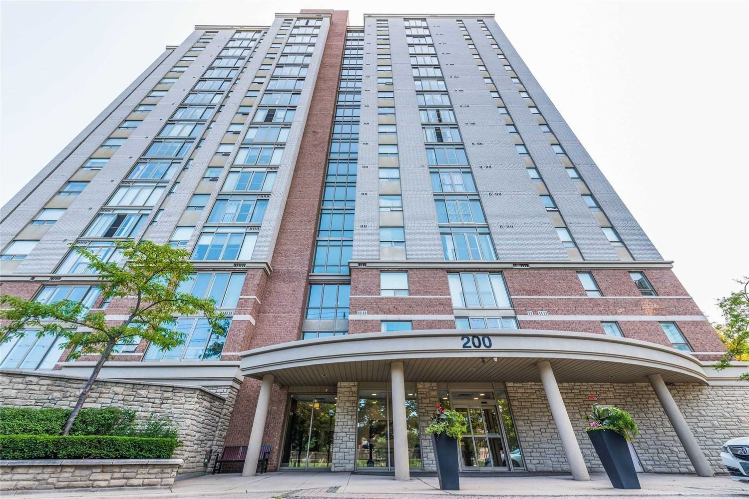 200 Burnhamthorpe Road East. Compass Creek Condos is located in  Mississauga, Toronto - image #2 of 2