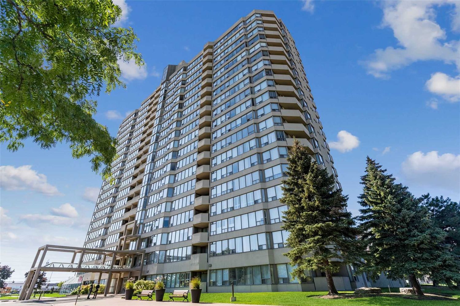700 Constellation Drive. Constellation Place Condos is located in  Mississauga, Toronto - image #1 of 2