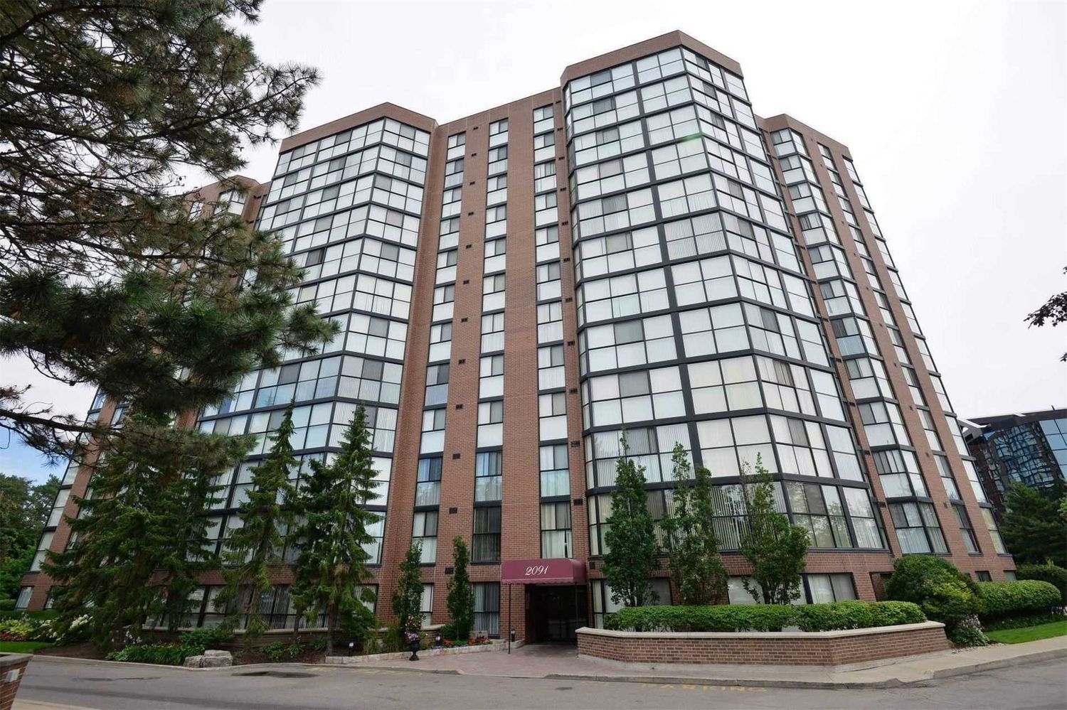 2091 Hurontario Street. Courtney Club Condos is located in  Mississauga, Toronto - image #1 of 3