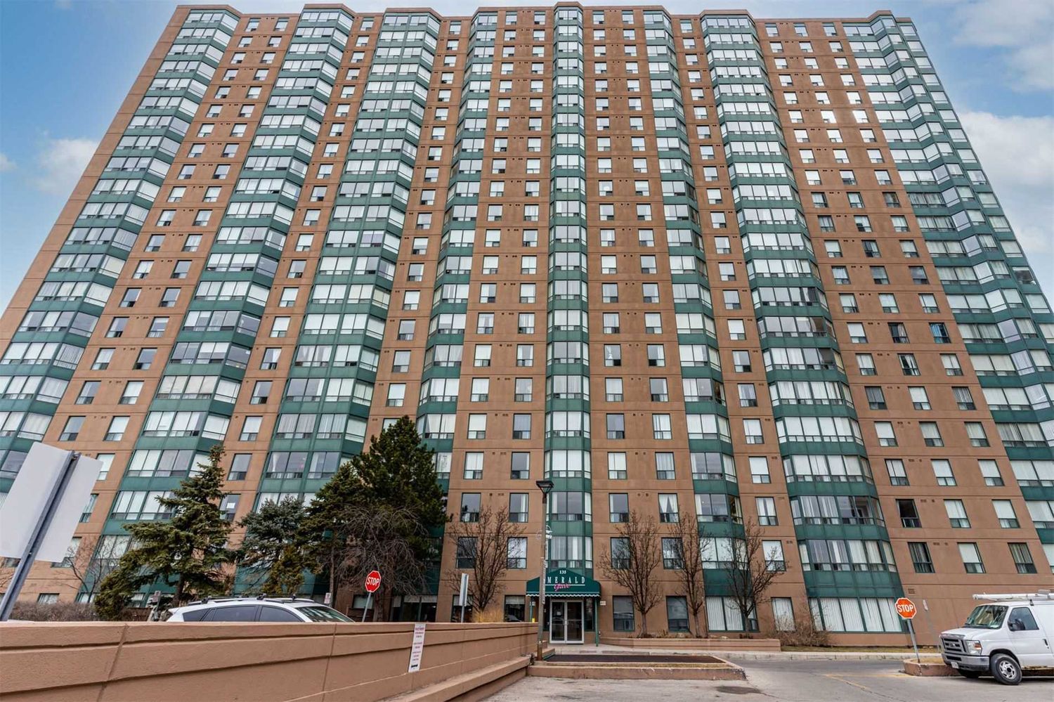 135 Hillcrest Avenue. Emerald Gate Condos is located in  Mississauga, Toronto - image #1 of 3