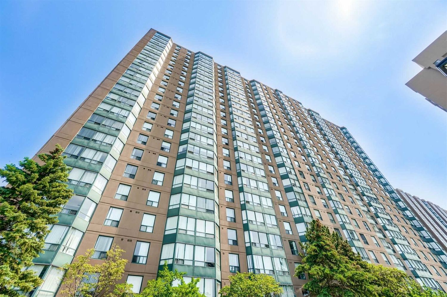 135 Hillcrest Avenue. Emerald Gate Condos is located in  Mississauga, Toronto - image #2 of 3