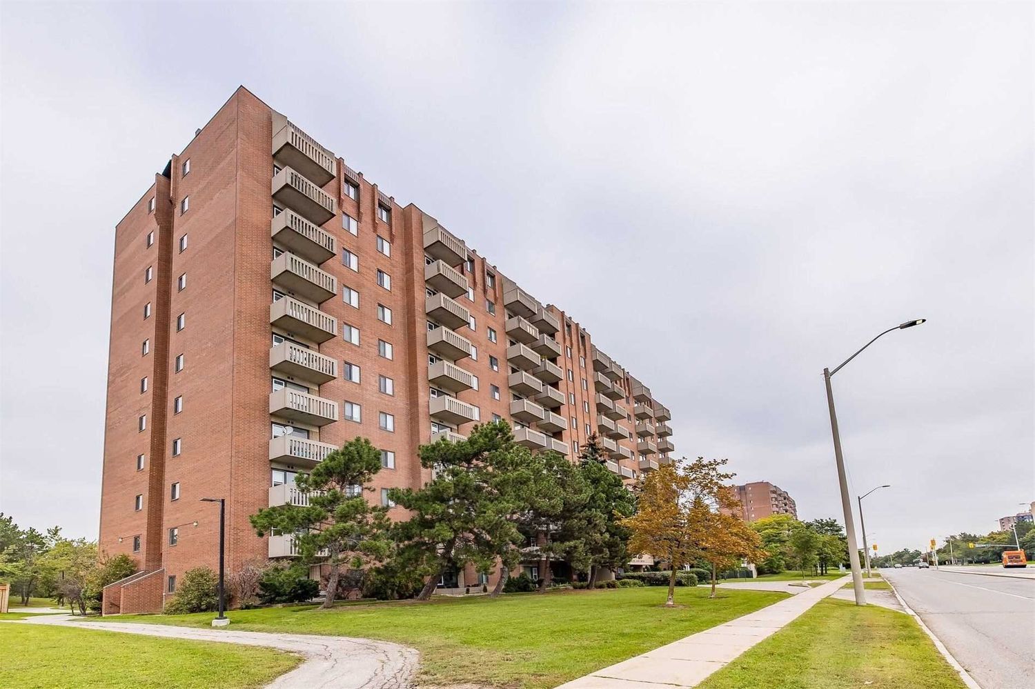 6720 Glen Erin Drive. Hallmark Place Condos is located in  Mississauga, Toronto - image #1 of 3