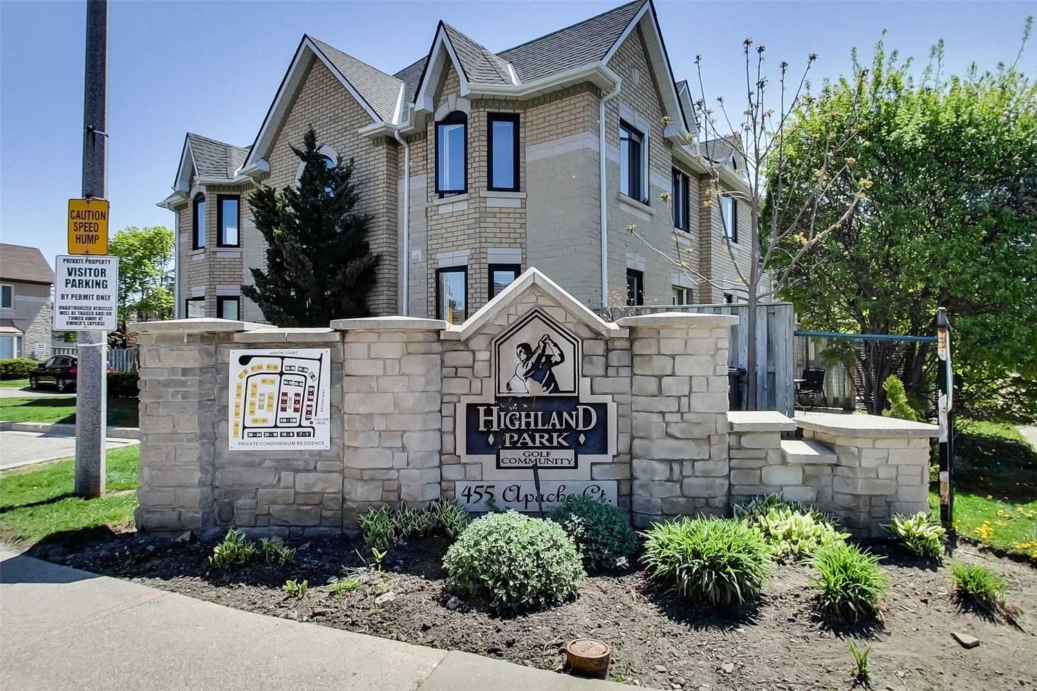 455 Apache Court. Highland Park I Townhomes is located in  Mississauga, Toronto - image #1 of 2