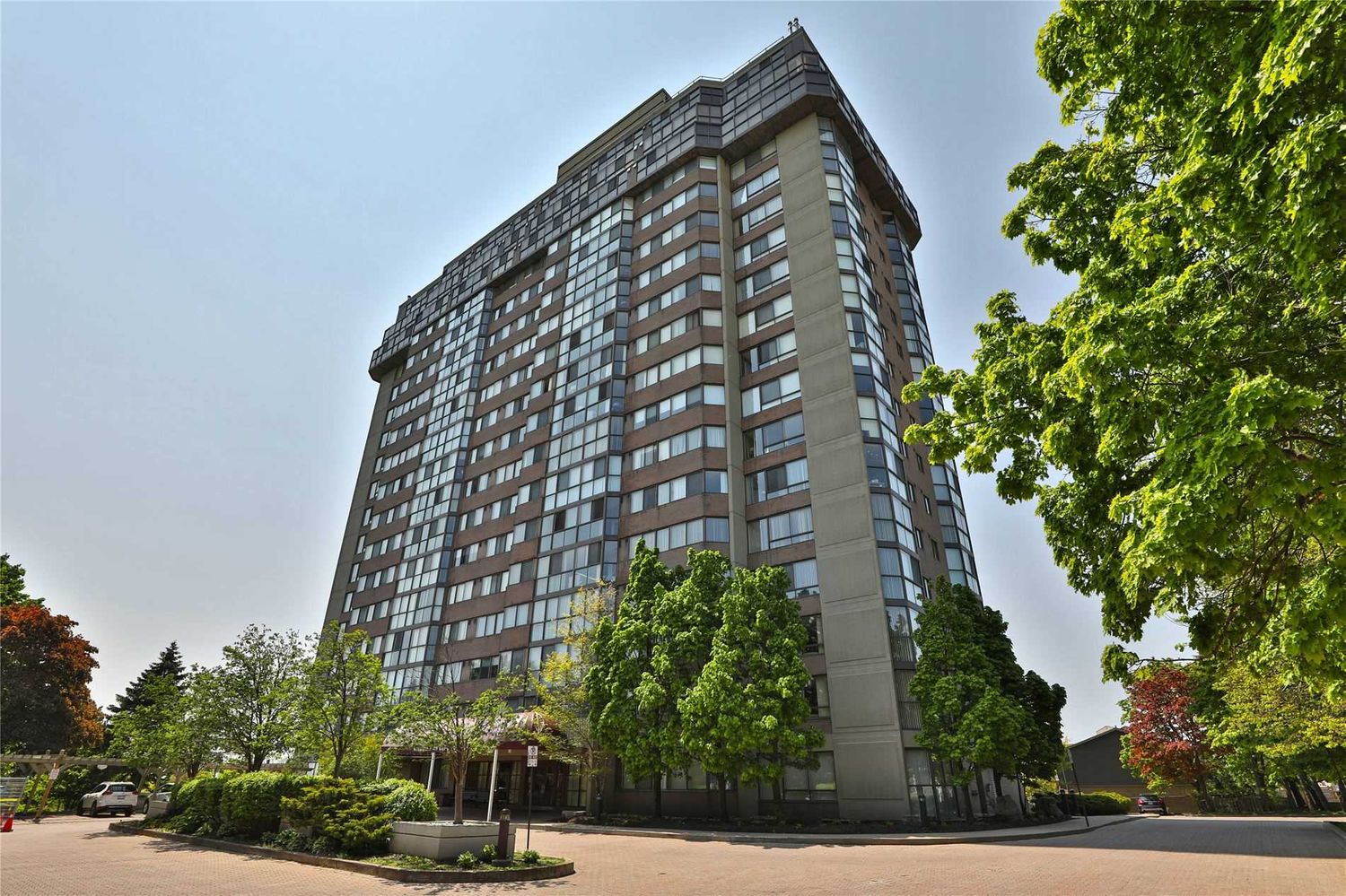 880 Dundas Street W. Kingsmere on the Park Condos is located in  Mississauga, Toronto - image #2 of 2