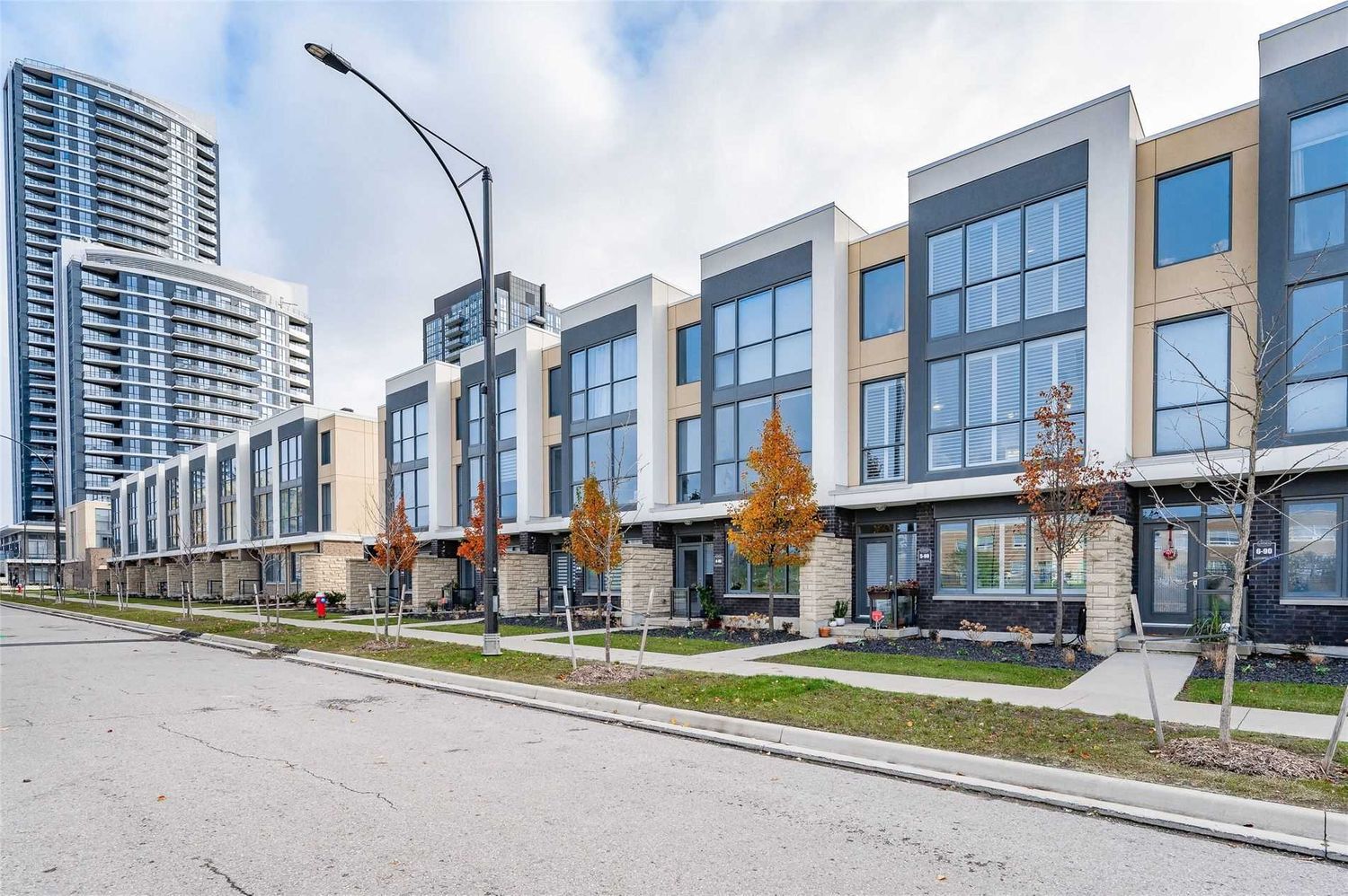 5020-5060 Four Springs Avenue. Little Creek Condos is located in  Mississauga, Toronto - image #1 of 2