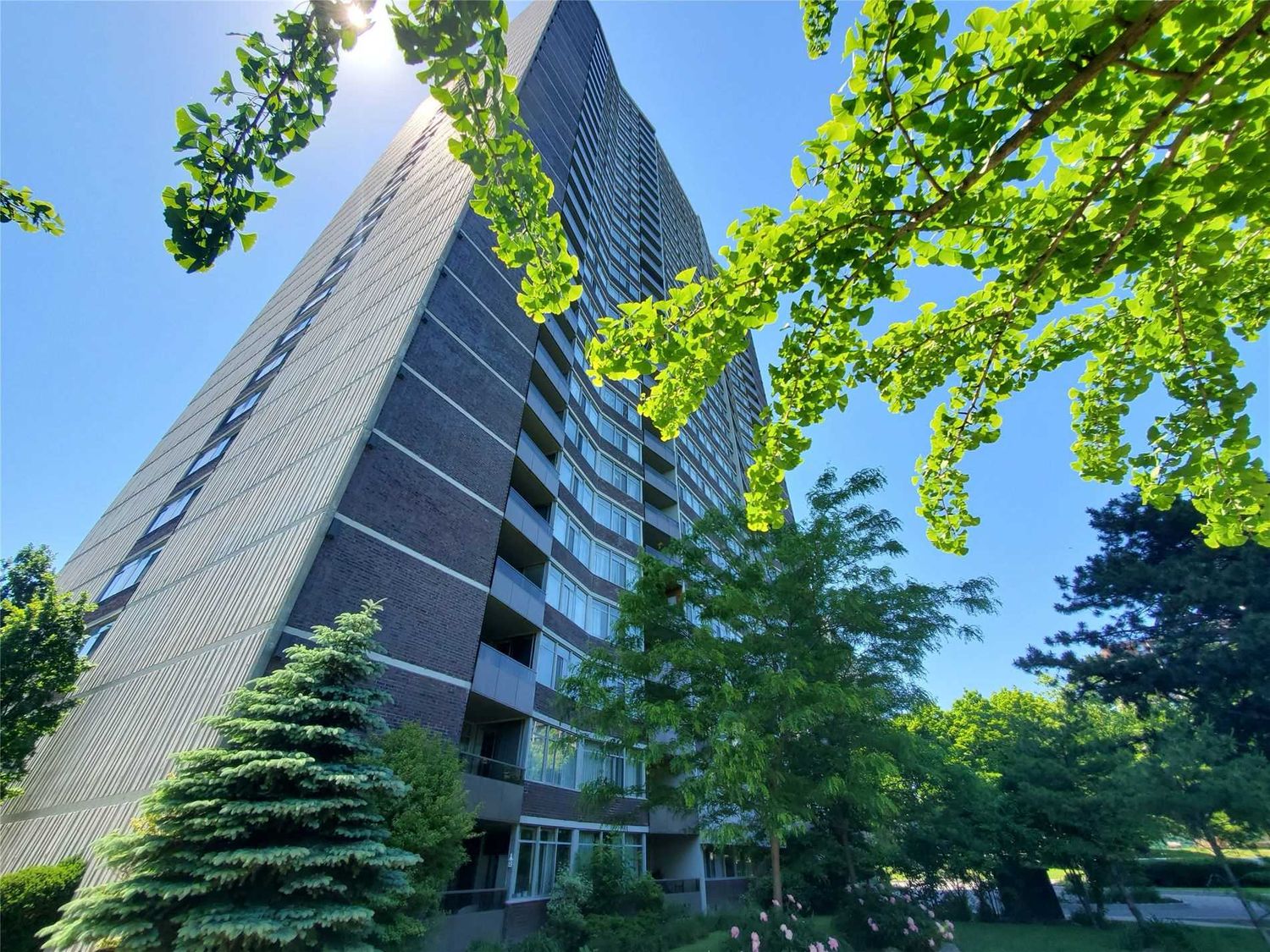 3100 Kirwin Avenue. Lynwood Lane Condos is located in  Mississauga, Toronto - image #2 of 3