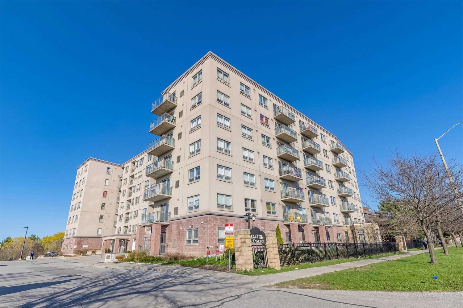 7405 Goreway Drive. Malton Mansions Condos is located in  Mississauga, Toronto - image #1 of 2
